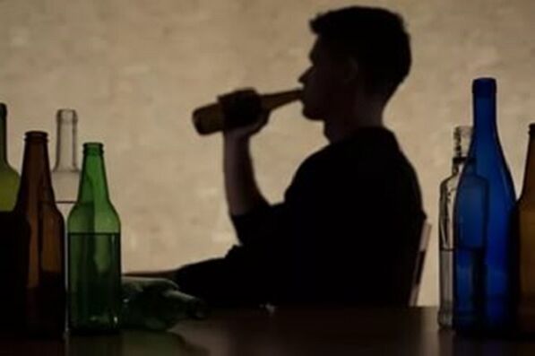Čovjek konzumira alkohol
