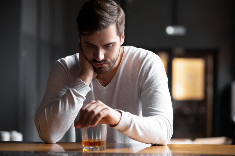 Alkoholičar ne može kontrolirati svoje piće